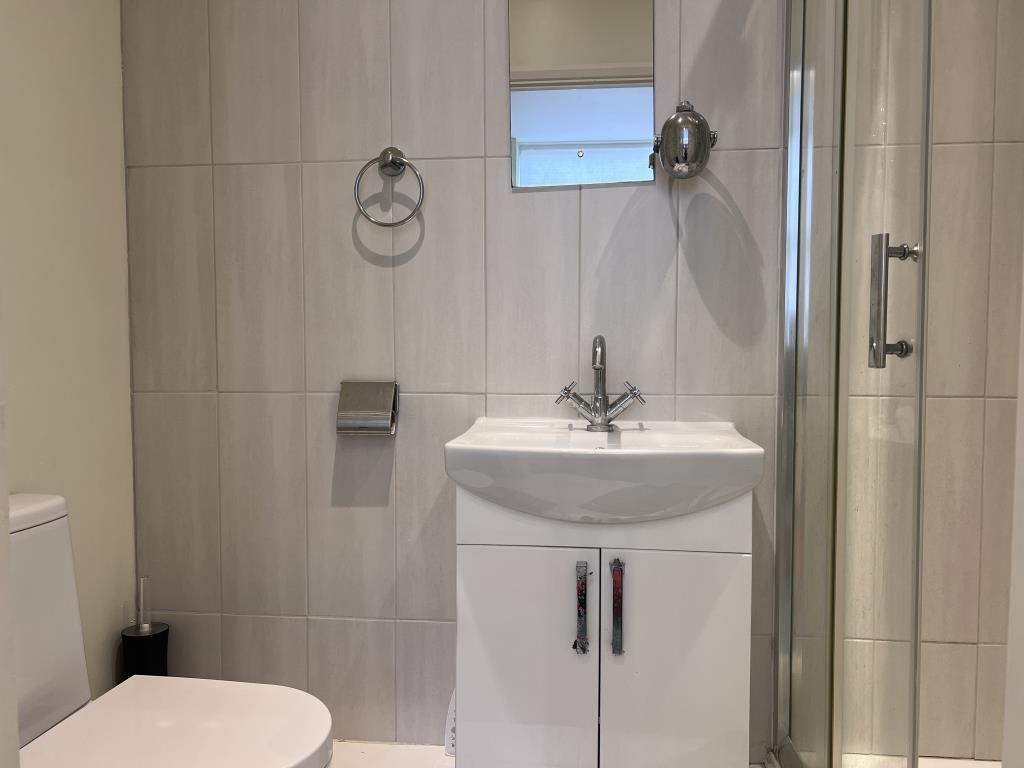 Lot: 23 - SIX-BEDROOM GUEST HOUSE - Ground floor bathroom